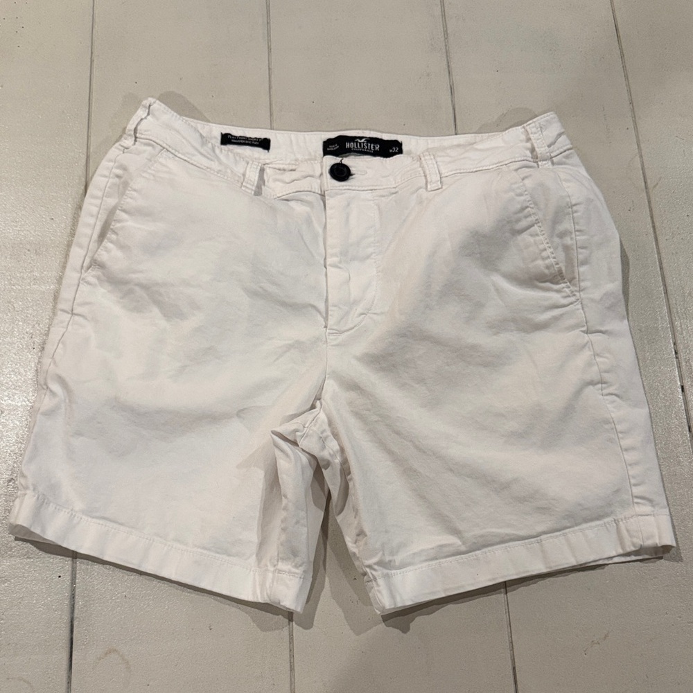 Hollister Men's Classic Cream Shorts